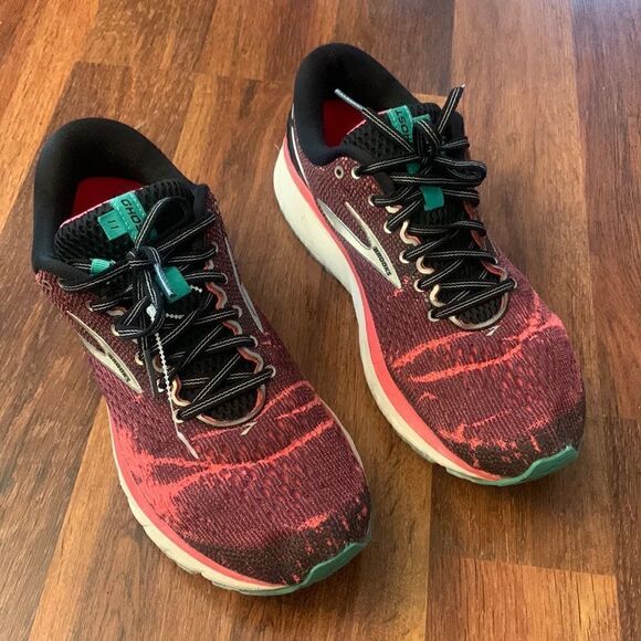 Brooks size 11   - Picture 2 of 9